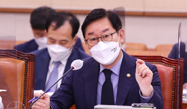 박범계 법무부 장관은 권선동 의원의 질의에 논리적 비약이 있다고 지적했다.ⓒ연합뉴스(국회사진기자단)