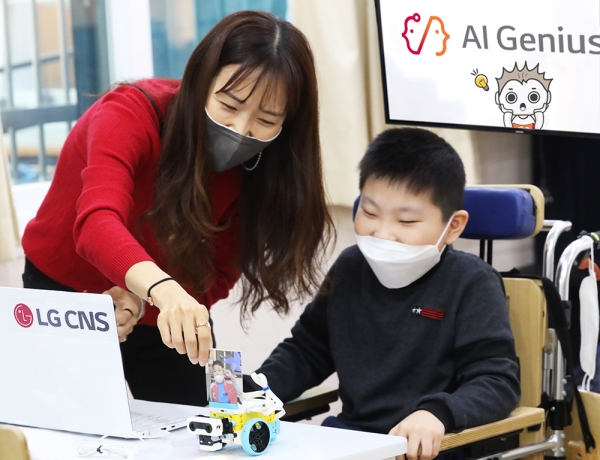 LG CNS는 최근 지체장애 특수학교 서울새롬학교 학생들을 대상으로 AI 교육 프로그램 ‘AI지니어스’를 실시했다고 9일 밝혔다. ⓒLG CNS