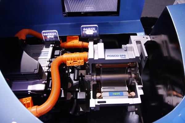 수소전기차 모형에 설치된 구동모터. 포스코SPS가 포스코의 무방향성 전기강판을 적용해 제작한 구동모터용 코아가 적용됐다. ⓒ 포스코
