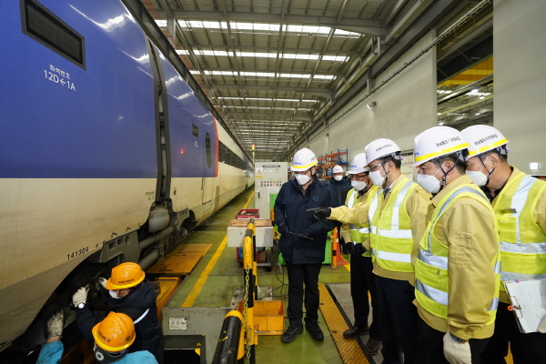 나희승 사장(사진 오른쪽부터 세 번째) 17일 호남철도차량정비단에서 KTX의 바퀴 교체 작업을 점검하고 있다ⓒ코레일 제공