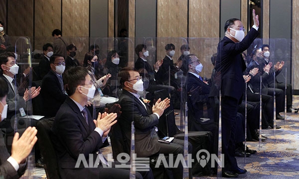 홍남기 부총리겸 기획재정부 장관이 24일 오전 서울 종로구 포시즌스호텔에서 열린 ‘2022 공공기관 채용정보박람회’ 개막식에서 온라인 참가자와 인사를 나누고 있다.