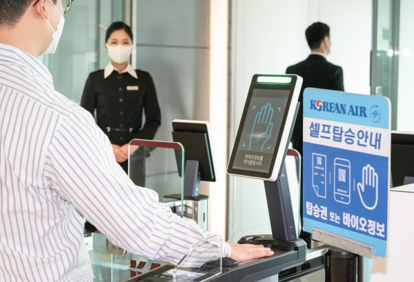 대한항공은 국내 항공사 최초 김포공항 국내선 항공편을 대상으로 ‘바이오 셀프보딩 서비스’를 개시한다고 8일 밝혔다.ⓒ대한항공