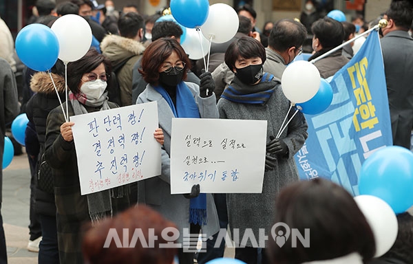14일 오전 서울 중구 명동1가 명동예술극장 사거리에서 열린 이재명 더불어민주당 대선 후보의 ‘위기극복·국민통합 선언 기자회견’에서 지지자들이 연호하고 있다.