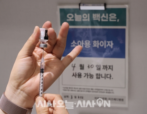만 5~11세 소아에 대한 신종 코로나바이러스 감염증(코로나19) 백신 접종 첫날인 31일 오전 서울 강서구 미즈메디병원에서 간호사가 백신을 준비하고 있다.