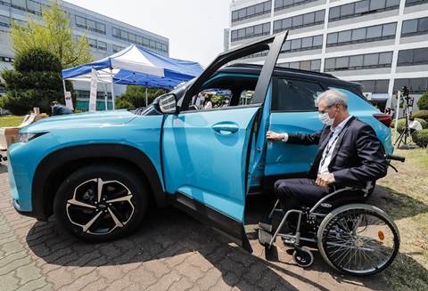 로베르토 렘펠 지엠테크니컬센터코리아(GMTCK) 사장이 휠체어에서 차량으로 옮겨 타는 체험을 하고 있다. ⓒ 한국지엠