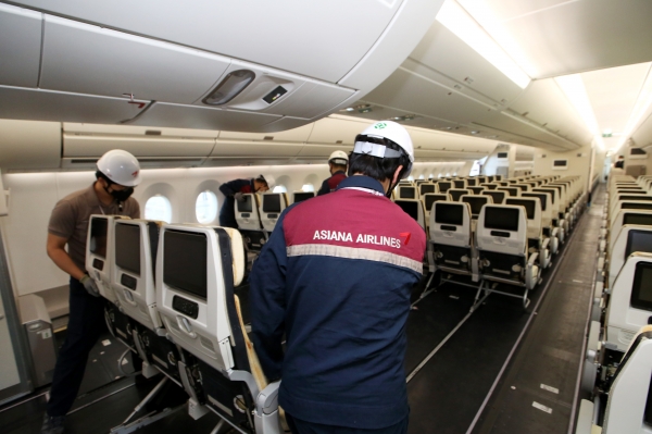 아시아나항공은 코로나 기간 화물기로 개조한 A350을 다시 여객기로 전환하면서 국제선 리오프닝 준비에 착수했다고 23일 밝혔다. ⓒ아시아나