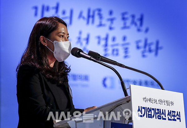 김슬아 컬리 대표가 24일 오전 서울 중구 대한상공회의소에서 열린 신기업가정신 선포식에서 축사를 하고 있다.