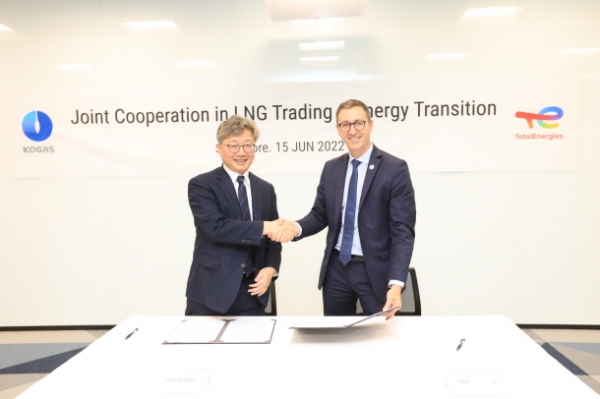 한국가스공사는 6월 15일 글로벌 종합 에너지 기업인 TotalEnergies社와 전략적 장기 협력의 초석 마련을 위한 LNG 트레이딩 업무 협약을 체결했다(왼쪽 채희봉 가스공사 사장)ⓒ한국가스공사 제공