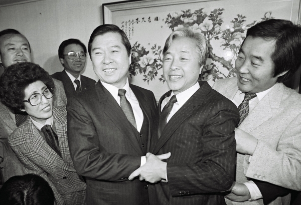 故김영삼-김대중 두 전직 대통령은 확실한 리더십으로 정계개편의 중심에 서 왔었다. 사진은 민주화추진협의회 시절의 YS와 DJⓒ연합뉴스
