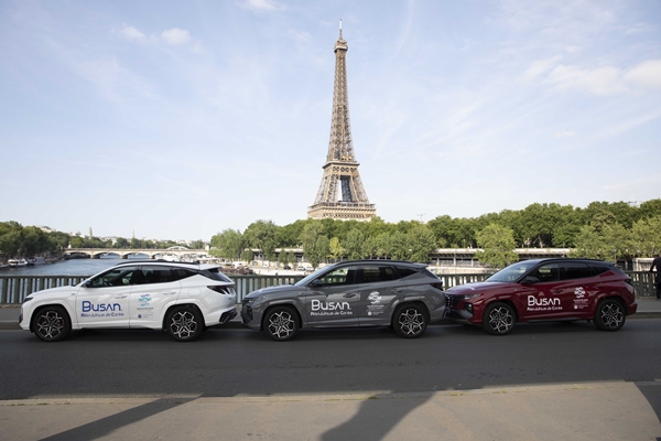 지난 6월 국제박람회기구(BIE) 총회 기간 동안 '2030부산세계박람회' 로고를 래핑한 현대차 투싼 차량이 프랑스 파리 현지를 순회하며 부산을 알리는 모습. ⓒ 현대자동차그룹