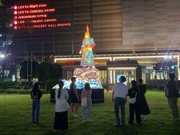[사진] 고객들이 영화 한산 용의 출현 대형 연등 전시를 즐기고 있다.