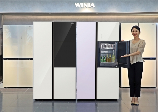 위니아는 감각적인 컬러의 802리터(L) 양문형 냉장고를 출시했다고 21일 밝혔다. ⓒ위니아