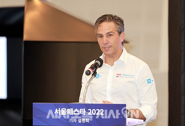제이미 리글 포뮬러E CEO가&nbsp;2일 오전 서울 중구 동대문디자인플라자(DDP)에서 열린 전기차 경주대회 포뮬러E ‘2022 하나은행 서울 E-PRIX(이하 서울 E-프리)’와 ‘서울페스타 2022’ 개최 계획 발표를 하고 있다.<br>