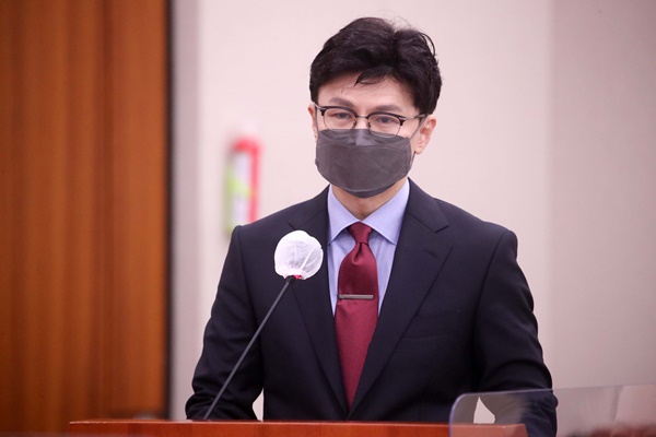 한동훈 법무부 장관이 22일 서울 여의도 국회에서 열린 법제사법위원회 전체회의에서 2021 회계연도 결산보고를 하고 있다. ⓒ 연합뉴스