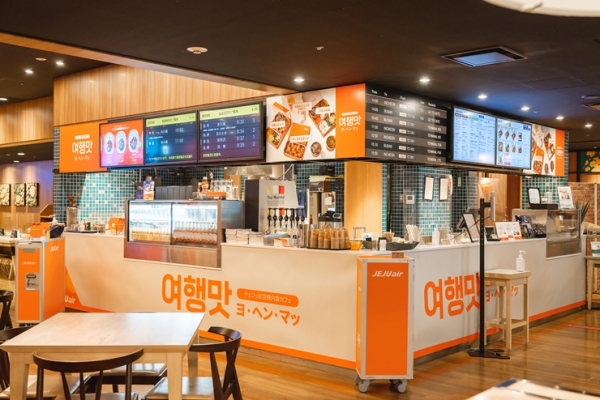 제주항공은 객실 승무원이 운영하는 기내식 카페 ‘여행의 행복을 맛보다’(이하 여행맛)을 일본 도쿄에 오픈했다고 8일 밝혔다. ⓒ진에어