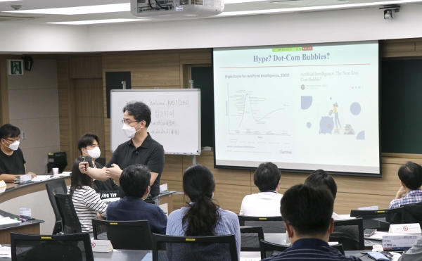 KT는 신한은행·교보생명그룹과 협력해 한국과학기술원(카이스트) 경영대학에 개설한 ‘금융-IT 융합 AI·DX 산학 과정’ 2기 교육을 시작했다고 16일 밝혔다. ⓒKT