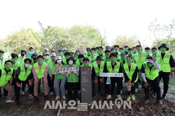 골프존뉴딘그룹 임직원들이 서울 용산구 소재 이촌 한강공원 내 한강숲에서 친환경 봉사활동을 펼쳤다 ⓒ 골프존뉴딘그룹