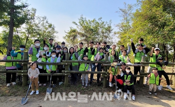 서울 상암동 소재 노을공원에서 숲 가꾸기 봉사활동을 펼친 현대엔지니어링 임직원과 그 가족들 ⓒ 현대엔지니어링