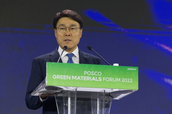 포스코는 1일 송도 컨벤시아에서 '친환경소재포럼 2022'를 개최했다. 최정우 포스코그룹 회장이 기조연설을 하는 모습. ⓒ 포스코