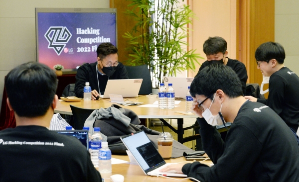 LG전자는 서울 양재동에 위치한 서초R&D캠퍼스에서 첫 사내 모의 해킹대회 ‘LG 해킹대회 2022’ 본선 경기를 개최하고 우승팀을 선발했다고 28일 밝혔다. ⓒ사진제공 = LG전자