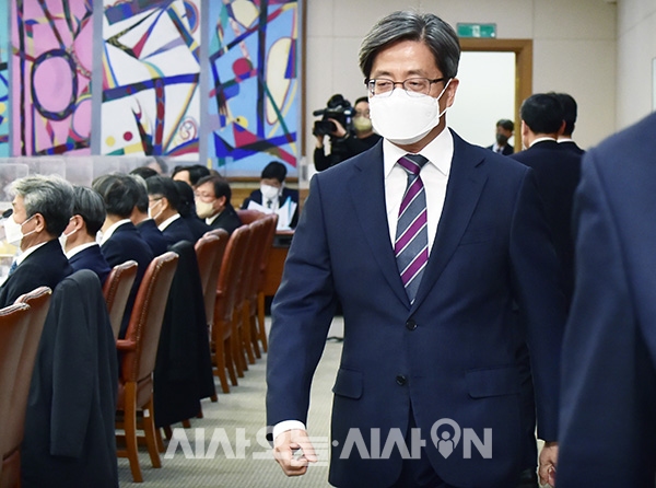 김명수 대법원장이 2일오후 서울 서초구 서초동 대법원에서 열린 전국법원장 회의에 참석하기 위해 입장하고 있다.