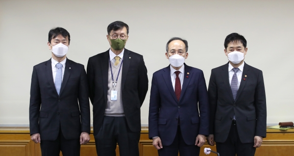 지난해 12월 15일 서울 중구 은행회관에서 열린 비상거시경제금융회의에 참석한