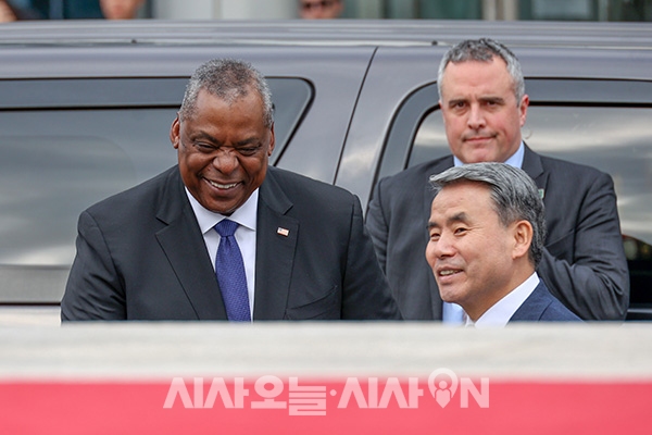 이종섭 국방부 장관(오른쪽)과 로이드 오스틴 미 국방 장관이 31일 오후 서울 용산구 국방부에서 국방장관회담에 앞서 의장대 사열을 받기위해 단상에 오르고 있다.
