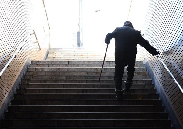 8일 지하철 종로5가역에서 한 노인이 계단을 오르고 있다. ⓒ 연합뉴스