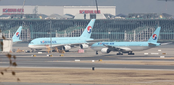 A Korean Air decidiu revisar completamente as mudanças no sistema de milhagem, que originalmente planejava implementar a partir de 1º de abril.  A foto mostra um avião de passageiros da Korean Air parado no Terminal 2 do Aeroporto Internacional de Incheon no dia 22.  ⓒ Yonhap Notícias