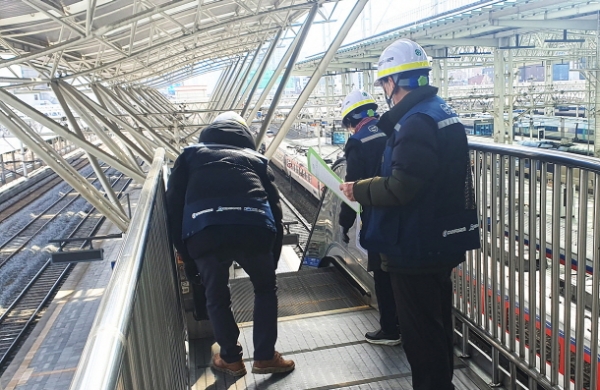 서울역에서 활동하는 ‘시니어 승강기 안전단’이 에스컬레이터 운행상태를 점검하고 있다.ⓒ사진제공 = KORAIL
