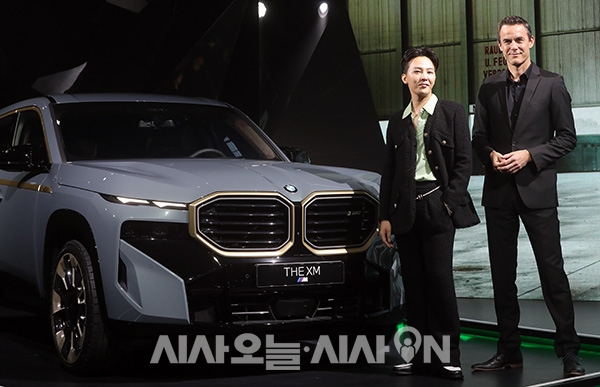티모 레슈(Timo Resch) BMW M 브랜드 및 세일즈 총괄 부사장 가수 지드래곤이 28일 서울 강남구 삼성동 행사장에서 열린 M전용 초고성능 SAV 모델인 ‘뉴 XM’ 국내에 공식 출시행사에서 신차를 소개하고 있다.