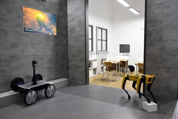 현대차관 ‘모빌리티 하우스’에 전시된 전기차 자동 충전 로봇 배송 로봇, 퍼스널 모빌리티, MobED(모베드), SPOT(스팟)의 모습. ⓒ 현대자동차