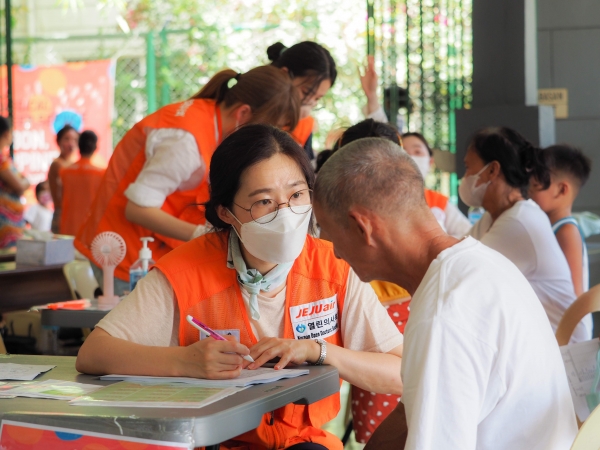 제주항공과 열린의사회가 필리핀에서 의료봉사활동을 진행했다. ⓒ 제주항공
