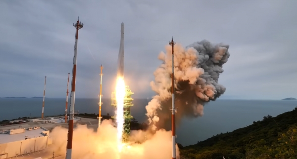지난 25일 18시 24분 나로우주센터 제2발사대에서 누리호 3호가 발사되고 있다 ⓒ 한국항공우주연구원 유튜브