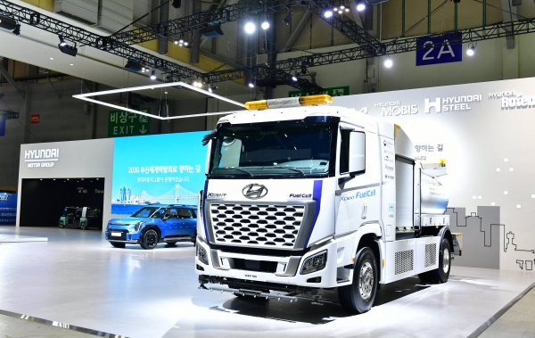 기후산업국제박람회 현대차그룹관에 전시된 수소전기트럭 살수차와 EV9의 모습. ⓒ 현대자동차그룹