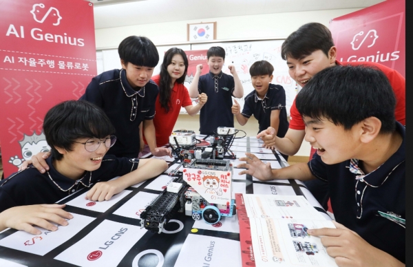 LG CNS가 경북 영덕을 찾아 중학교 학생들을 대상으로 자사의 사회공헌 프로그램 'AI지니어스'를 실시했다. ⓒ LG CNS