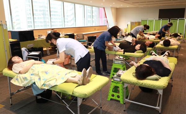 NH투자증권이 21일 헌혈행사를 개최했다. 사진은 임직원들이 헌형행사에 참석한 모습이다. ⓒ사진제공 = NH투자증권