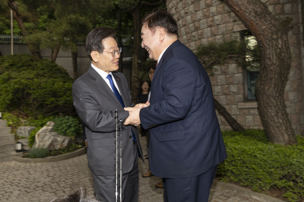 이재명 더불어민주당 대표가 8일 저녁 성북구 중국대사관저에서 싱하이밍 주한 중국대사를 만나고 있다.ⓒ연합뉴스