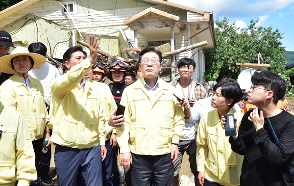 더불어민주당 이재명 대표가 19일 경북 예천군에서 폭우 피해 주택을 보고 있다. ⓒ 연합뉴스 