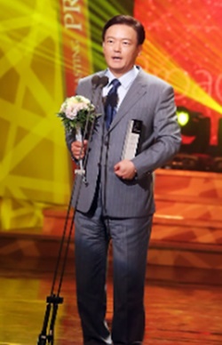 민경욱 전 의원이 앵커시절 제39회 한국방송대상 시상식에서 개인상 진행자부문 앵커상을 수상하고 있다.ⓒ연합뉴스