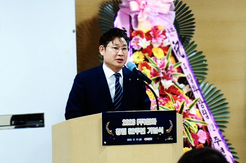 김윤진 대표이사가 기념사를 하고 있다.