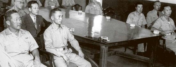 1961년 5.16혁명 직후 모습. 앞줄 왼쪽에서 두번 째가 박정희 당시 국가재건최고회의 의장,그 뒤 양복입은 이가 김종필 당시 중앙정보부장ⓒ사진제공 : 전영기