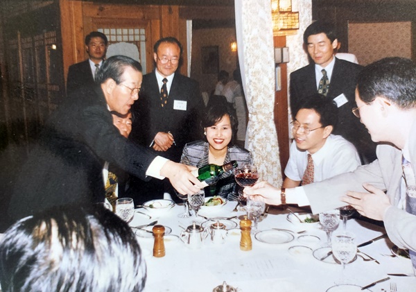 1999년 김종필 총리가 자민련 출입 기자들을 부부동반으로 삼청동 총리 공관에 초청해 와인을 따르고 있다. 김종필 총리 오른쪽 두번째로 앉아있는 사람이 전영기 편집인. 그 사이는 전 편집인의 부인.ⓒ사진제공 : 전영기