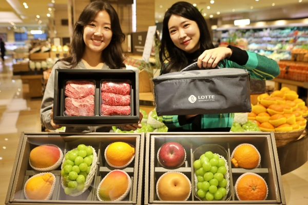 2. [롯데백화점] 본점 지하1층 식품관에서 소용량 선물 세트를 소개하는 직원들