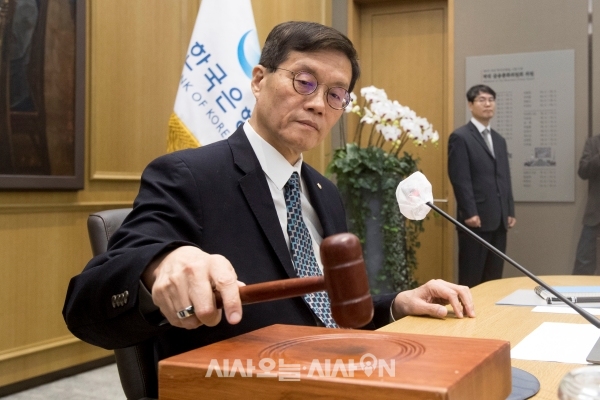 11일 이창용 한국은행 총재가 금통위에서 의사봉을 두드리고 있다. ⓒ사진공동취재단