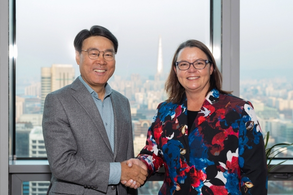 최정우 포스코그룹 회장이 지난달 31일 서울 포스코센터에서 매들린 킹 호주 자원부 장관을 만나 사업 협력 방안을 논의했다.