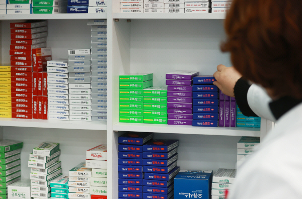 서울 시내 한 약국에서 약사가 약품을 정리하고 있다. ⓒ연합뉴스