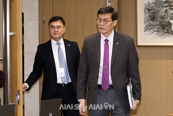 이창용 한국은행 총재가 22일 오전 서울 중구 한국은행에서 열린 금융통화위원회에 참석하고 있다.
