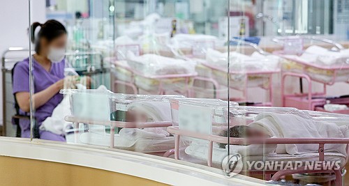 분기 출산율이 처음으로 0.6명대로 떨어지며 저출산 현상이 이어지고 있는 가운데 28일 오후 서울 시내 한 산후조리원 신생아실에서 간호사 등 관계자들이 신생아들을 돌보고 있다. 통계청 '2023년 출생·사망 통계'와 '2023년 12월 인구동향'에 따르면 지난해 출생아 수는 23만명으로 전년(24만9천200명)보다 1만9천200명(7.7%) 줄어들며 지난해에 이어 또 역대 최저를 기록했다. 지난해 4분기 합계출산율은 0.65명으로 사상 처음으로 0.6명대로 떨어졌다. ⓒ 연합뉴스