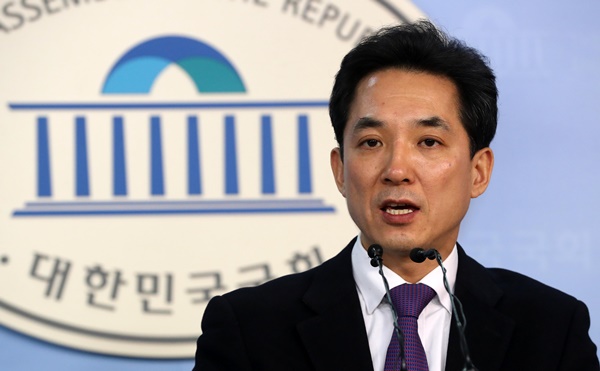 국민의힘 박민식 전 의원이 9일 부산시청에서 화상 출마를 공식 선언했다.ⓒ뉴시스
